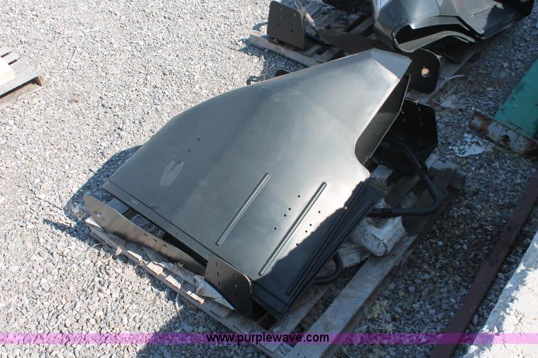 image for item H8168 (4) John Deere 4830 row crop sprayer fenders