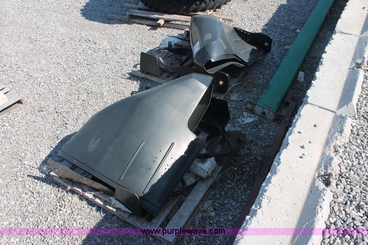 image for item H8168 (4) John Deere 4830 row crop sprayer fenders