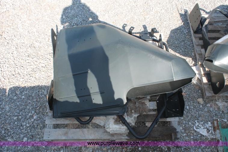 image for item H8168 (4) John Deere 4830 row crop sprayer fenders