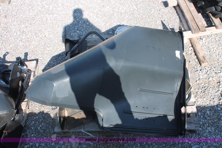 image for item H8168 (4) John Deere 4830 row crop sprayer fenders