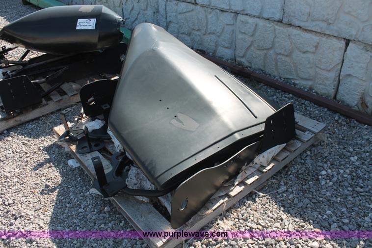 image for item H8168 (4) John Deere 4830 row crop sprayer fenders