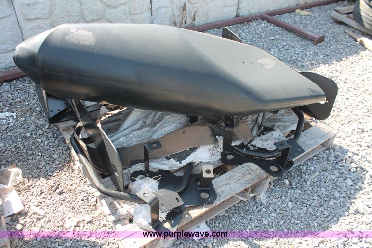 image for item H8168 (4) John Deere 4830 row crop sprayer fenders