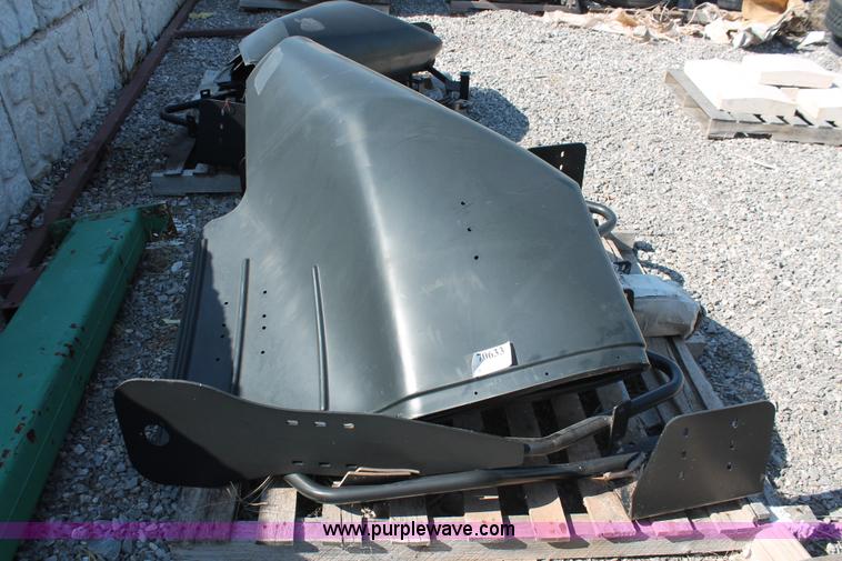 image for item H8168 (4) John Deere 4830 row crop sprayer fenders