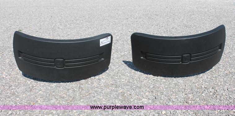 image for item H8169 (2) John Deere 8030/8020 ILS fender and bracket sets