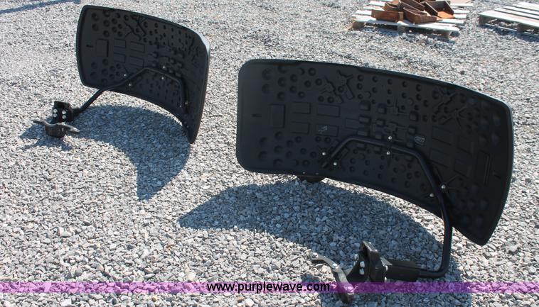 image for item H8169 (2) John Deere 8030/8020 ILS fender and bracket sets