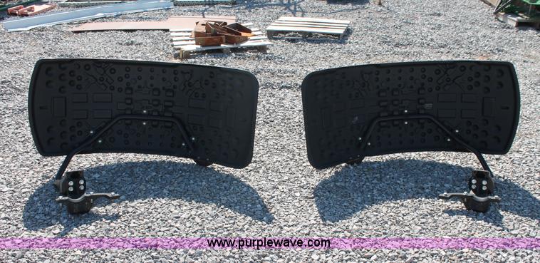 image for item H8169 (2) John Deere 8030/8020 ILS fender and bracket sets