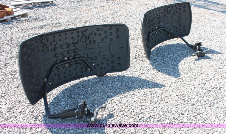 image for item H8169 (2) John Deere 8030/8020 ILS fender and bracket sets