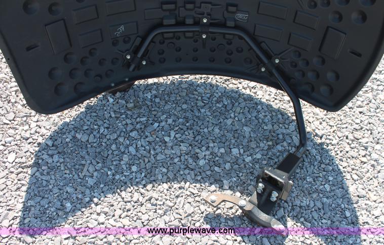 image for item H8169 (2) John Deere 8030/8020 ILS fender and bracket sets