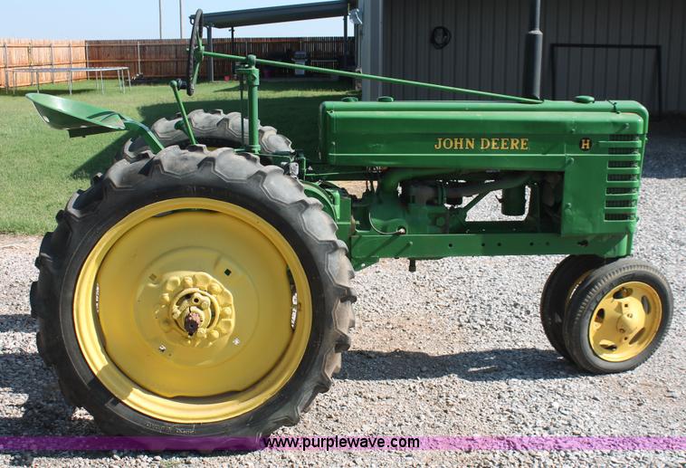 image for item H8191 1942 John Deere H tractor