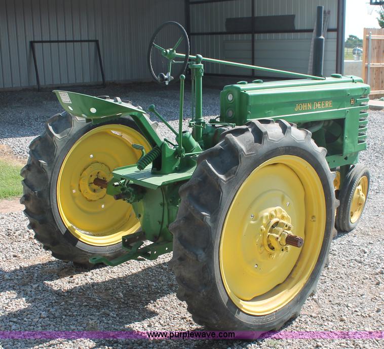 image for item H8191 1942 John Deere H tractor