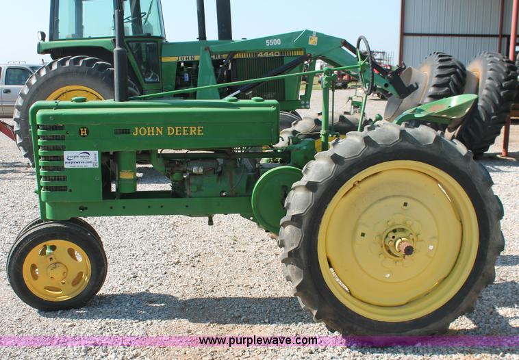 image for item H8191 1942 John Deere H tractor