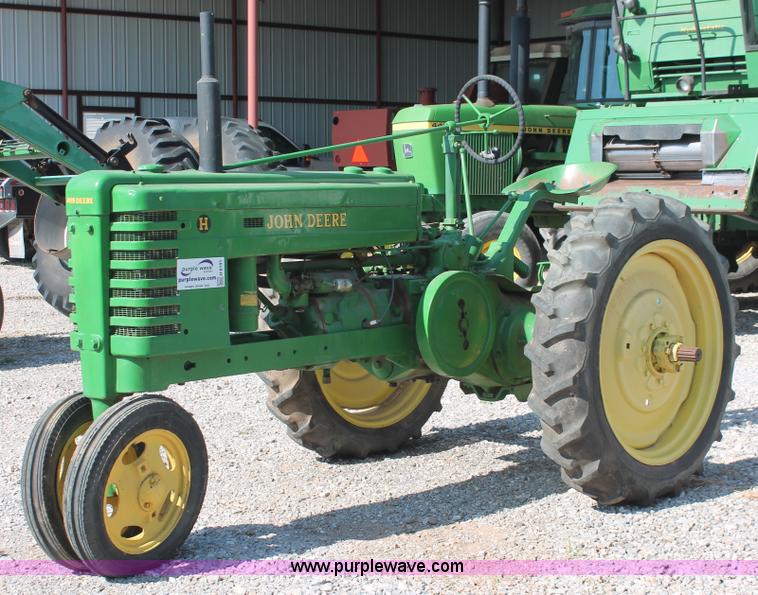 image for item H8191 1942 John Deere H tractor