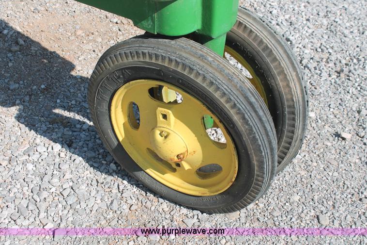 image for item H8191 1942 John Deere H tractor