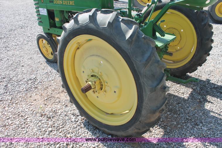 image for item H8191 1942 John Deere H tractor