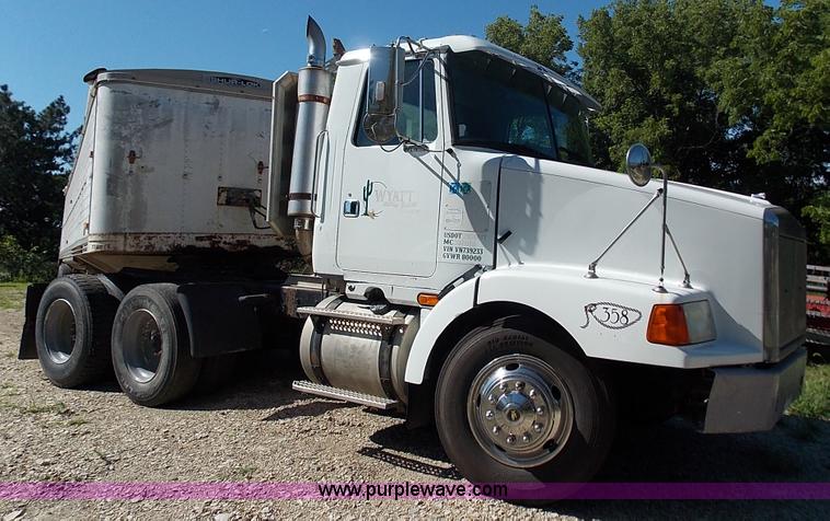 image for item J2709 1997 Volvo WCA semi truck