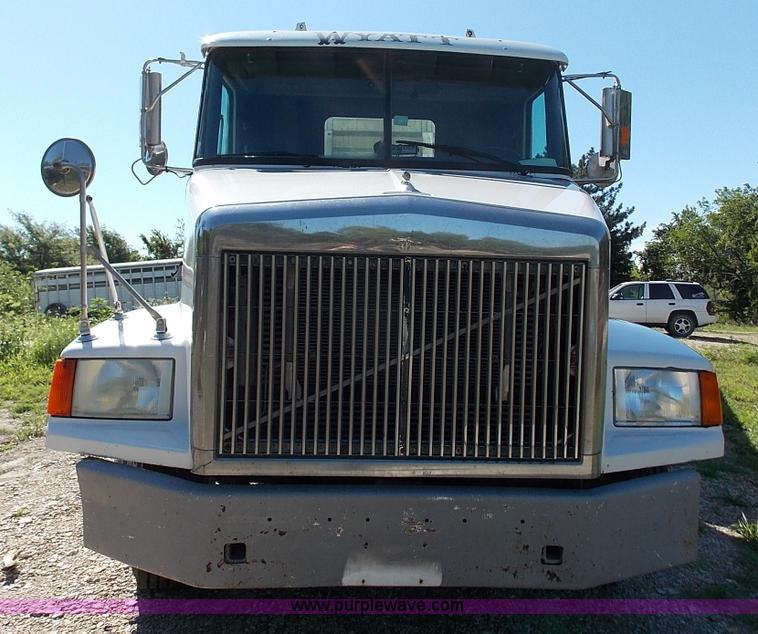image for item J2709 1997 Volvo WCA semi truck