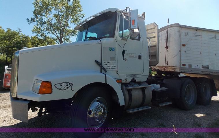 image for item J2709 1997 Volvo WCA semi truck