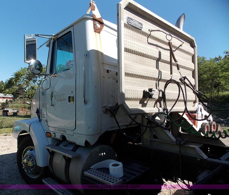 image for item J2709 1997 Volvo WCA semi truck