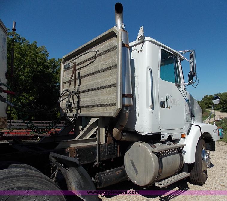 image for item J2709 1997 Volvo WCA semi truck