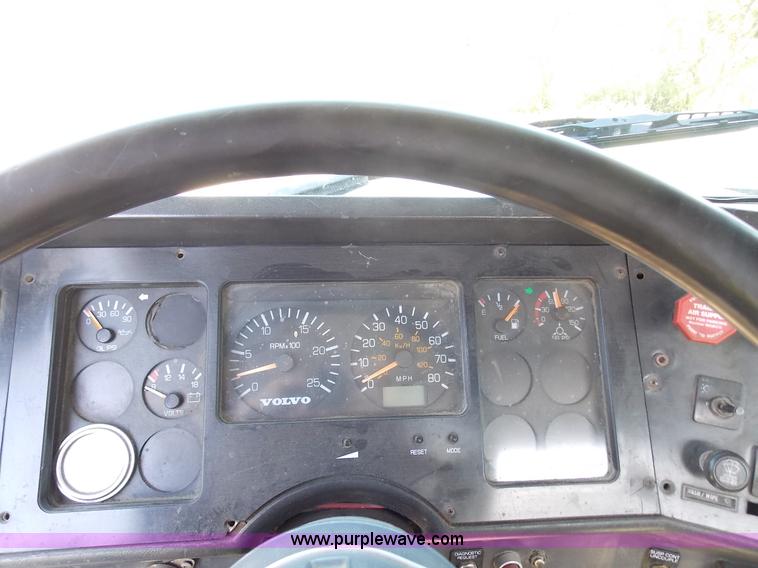image for item J2709 1997 Volvo WCA semi truck