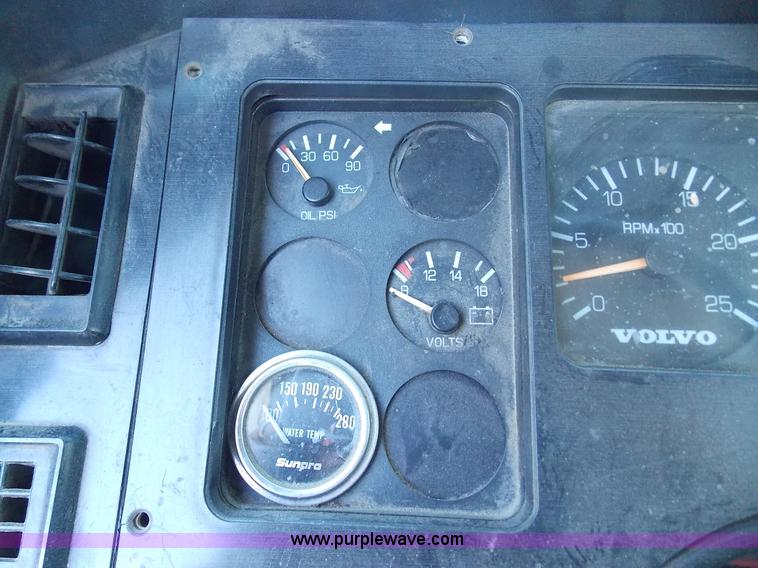 image for item J2709 1997 Volvo WCA semi truck