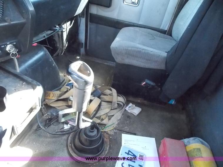 image for item J2709 1997 Volvo WCA semi truck