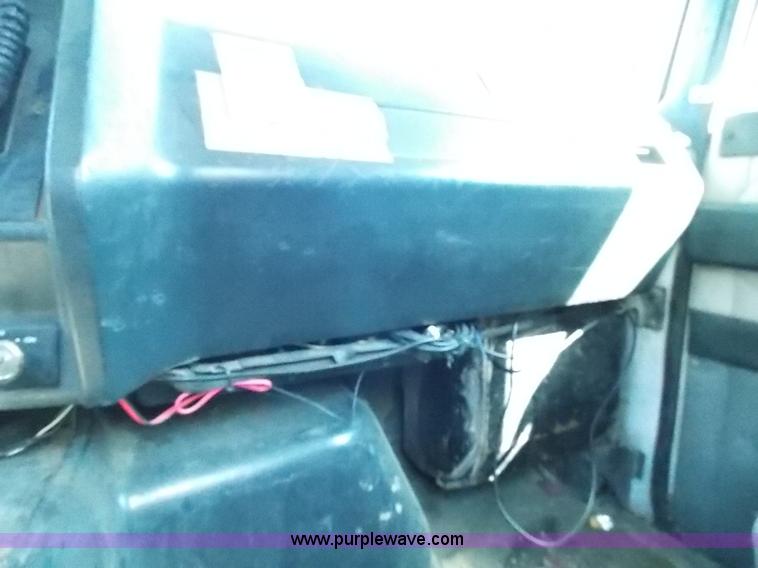 image for item J2709 1997 Volvo WCA semi truck