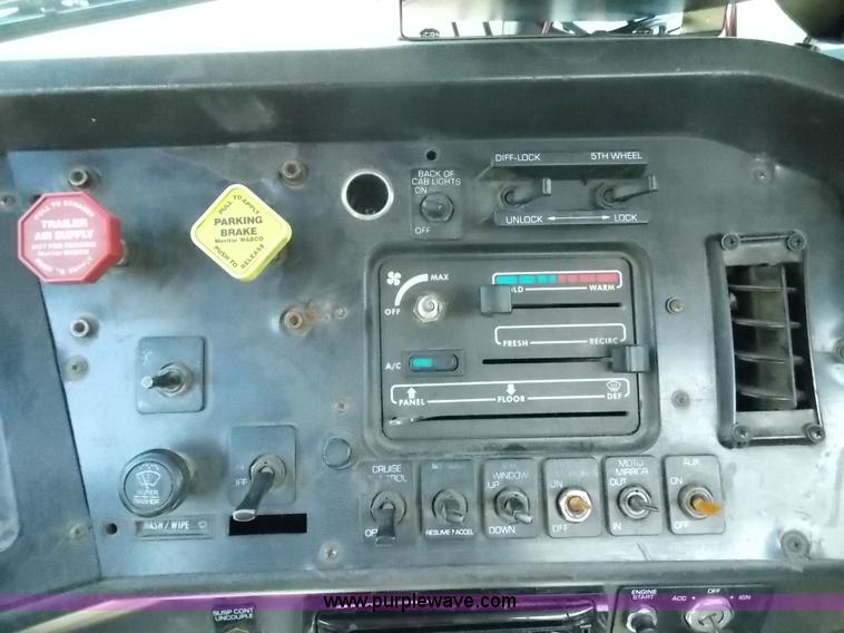 image for item J2709 1997 Volvo WCA semi truck