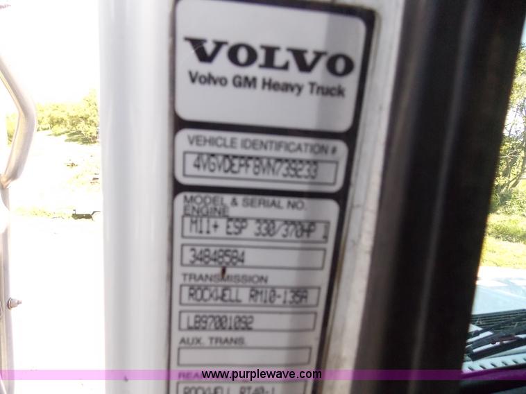 image for item J2709 1997 Volvo WCA semi truck