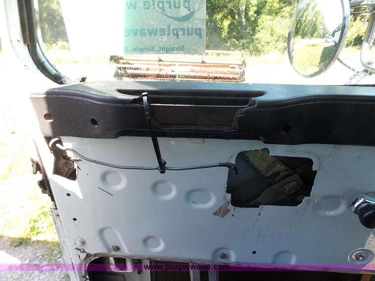 image for item J2709 1997 Volvo WCA semi truck