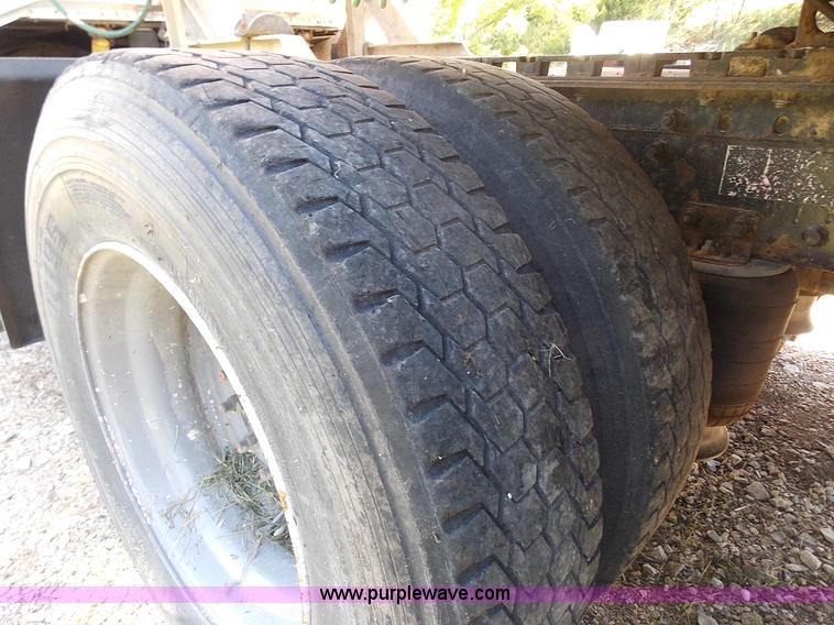 image for item J2709 1997 Volvo WCA semi truck