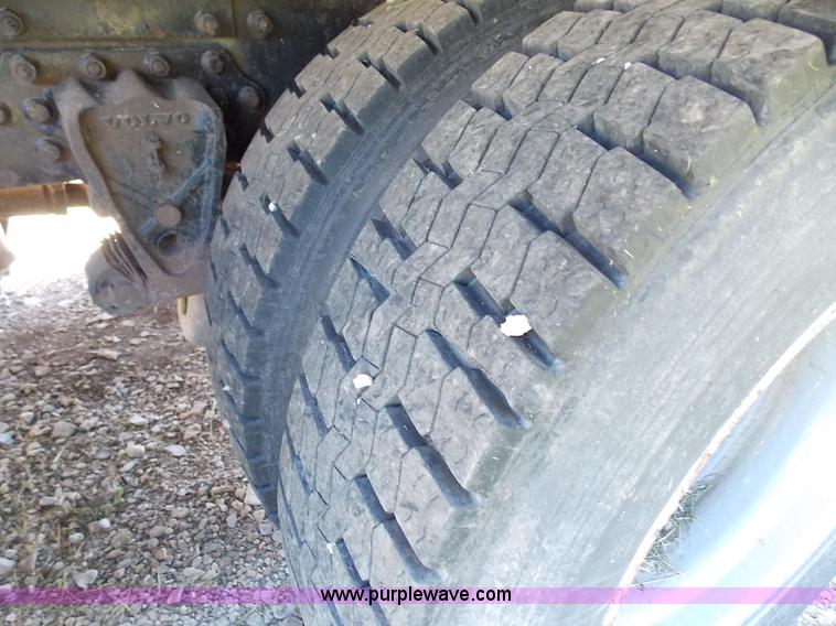 image for item J2709 1997 Volvo WCA semi truck