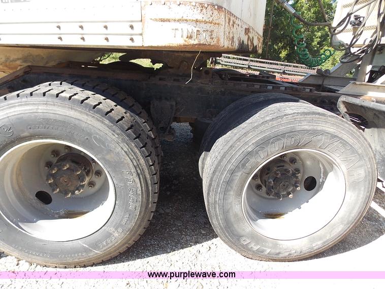 image for item J2709 1997 Volvo WCA semi truck