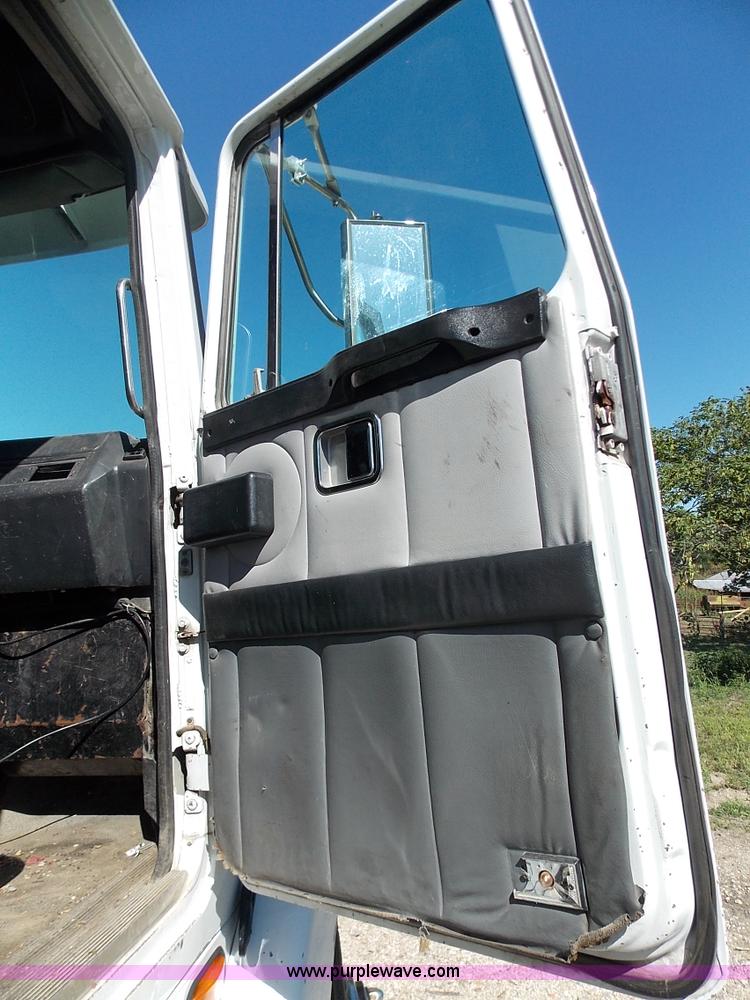 image for item J2709 1997 Volvo WCA semi truck