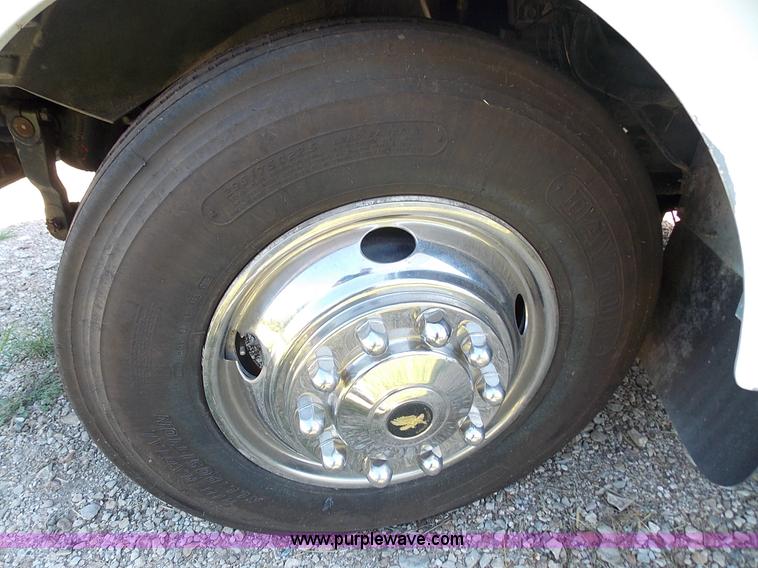 image for item J2709 1997 Volvo WCA semi truck