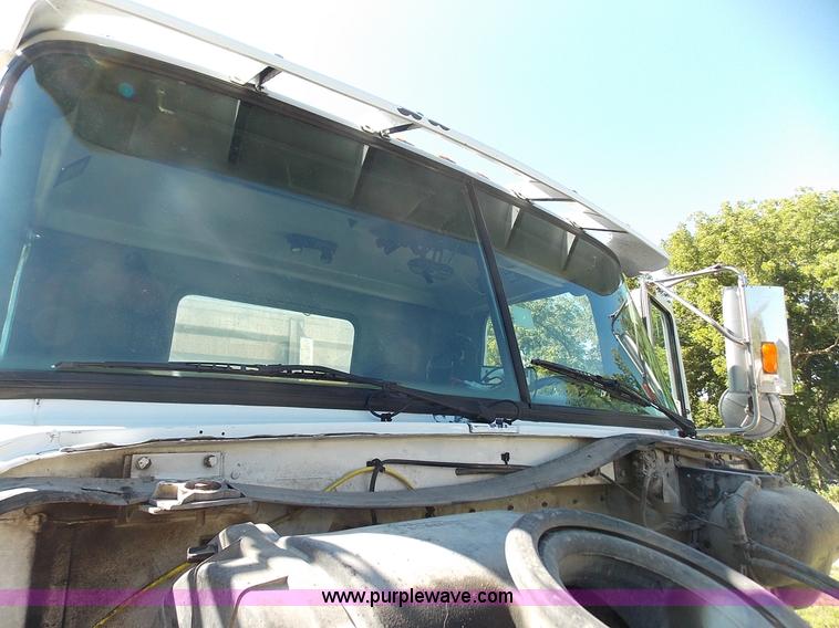 image for item J2709 1997 Volvo WCA semi truck