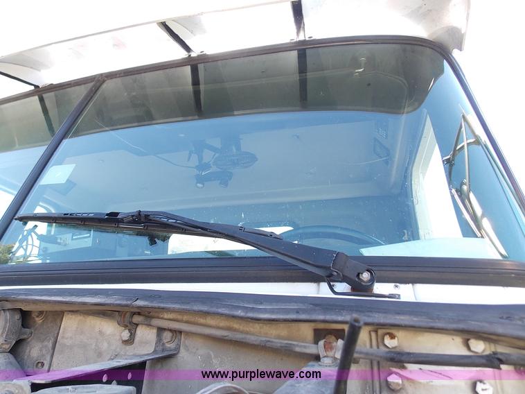 image for item J2709 1997 Volvo WCA semi truck