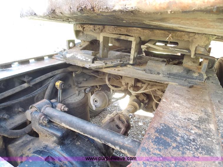 image for item J2709 1997 Volvo WCA semi truck