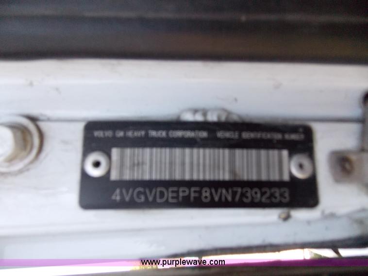 image for item J2709 1997 Volvo WCA semi truck