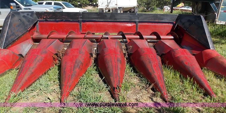 image for item J2712 International 863 corn head