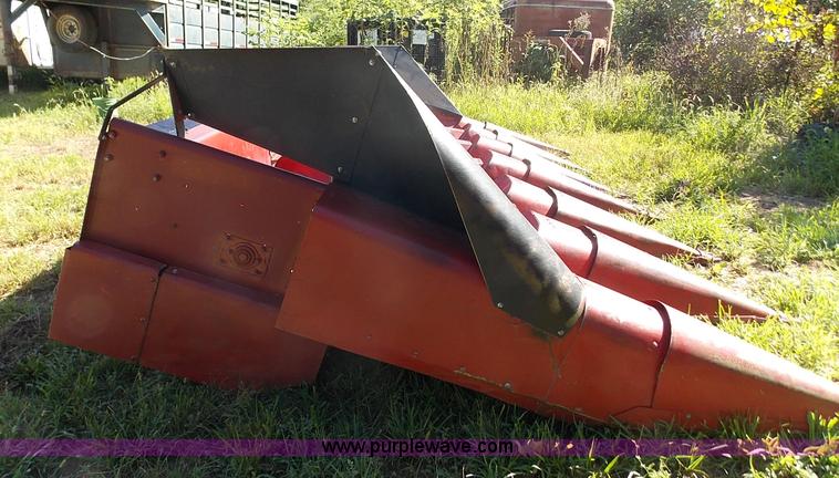 image for item J2712 International 863 corn head