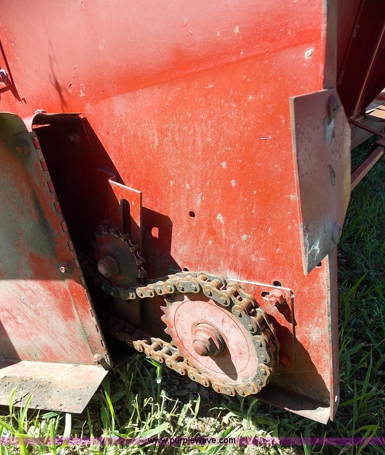 image for item J2712 International 863 corn head