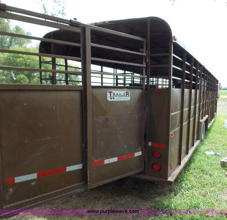 image for item J2745 1989 T&R fifth wheel livestock trailer