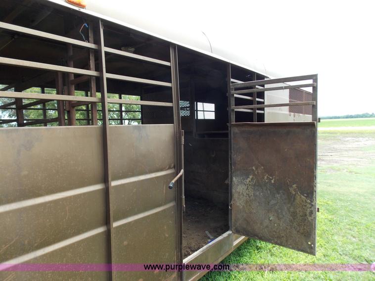 image for item J2745 1989 T&R fifth wheel livestock trailer