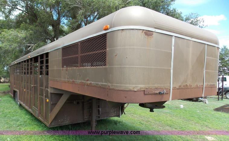 image for item J2745 1989 T&R fifth wheel livestock trailer