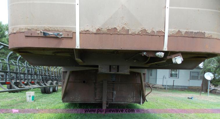 image for item J2745 1989 T&R fifth wheel livestock trailer