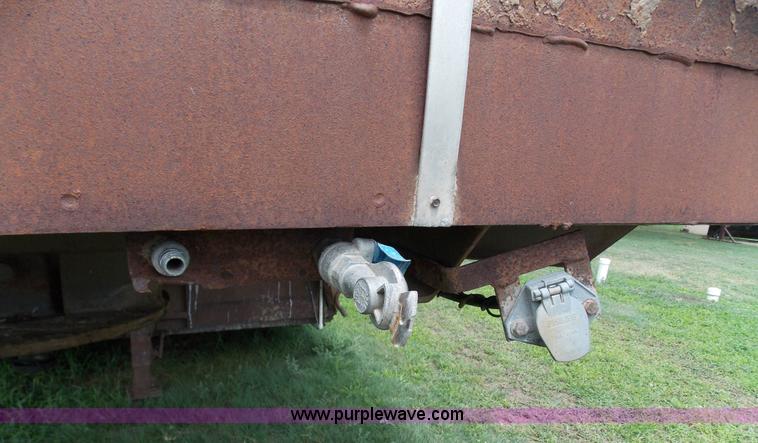 image for item J2745 1989 T&R fifth wheel livestock trailer