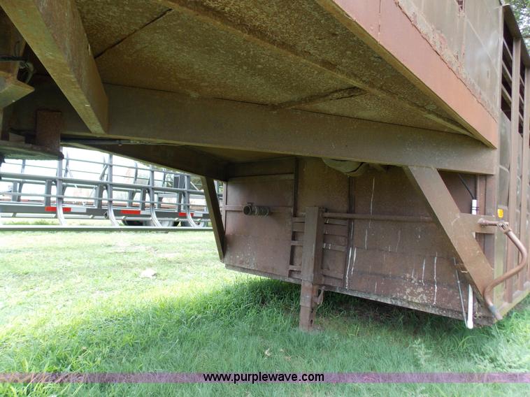 image for item J2745 1989 T&R fifth wheel livestock trailer