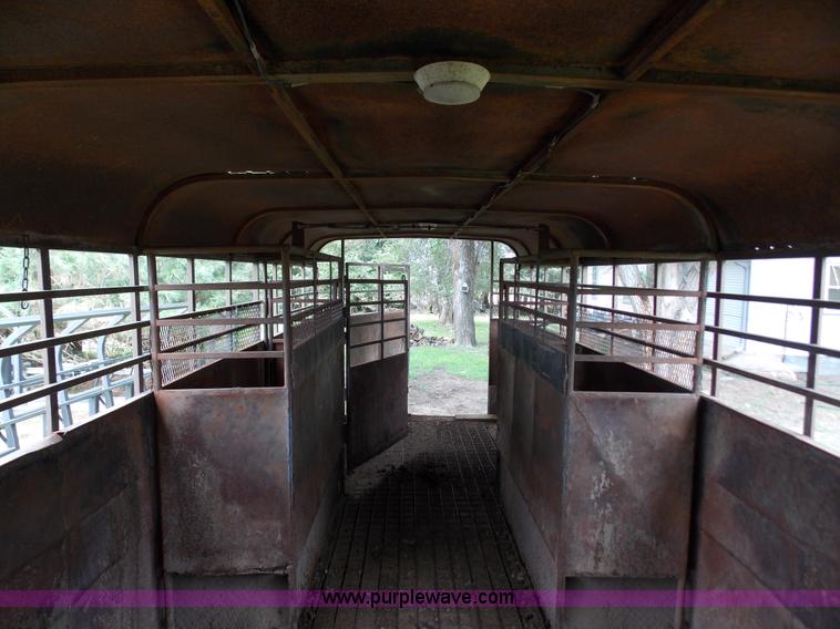 image for item J2745 1989 T&R fifth wheel livestock trailer