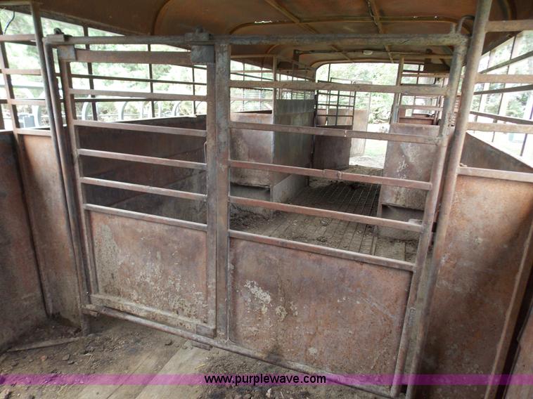 image for item J2745 1989 T&R fifth wheel livestock trailer